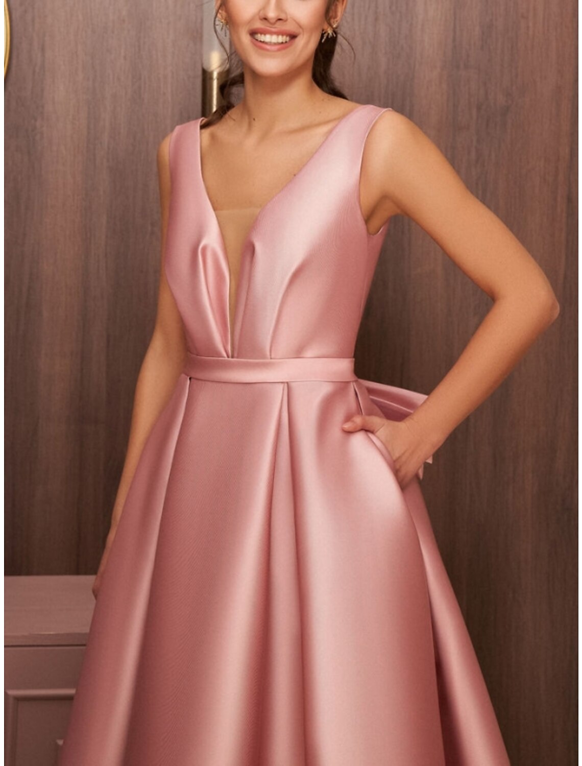 Abiti da cocktail a trapezio, abiti da festa, da sposa, da invitati, asimmetrici, senza maniche, scollo a V, in raso con fiocco/i e pieghe